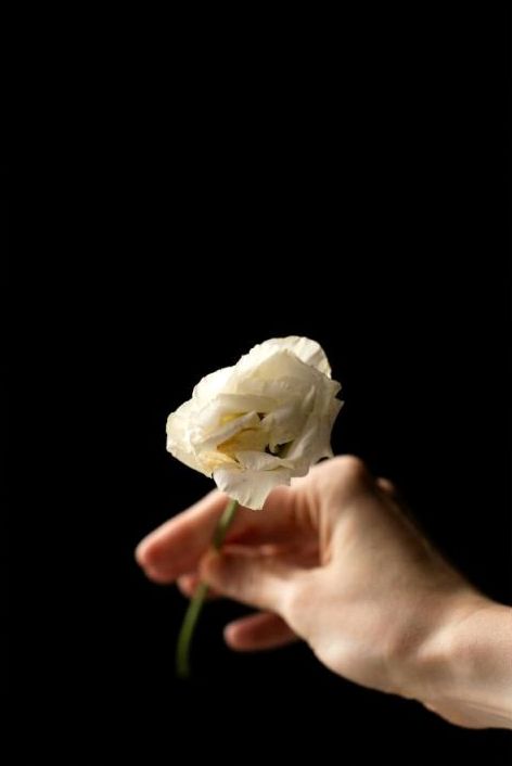 Hand tying a hand-tied bouquet